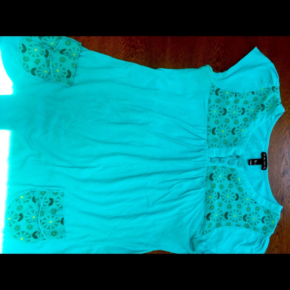 FANG brand turq capsleeve 100% cottontop. Round neck accent w/4 button. Pockets!